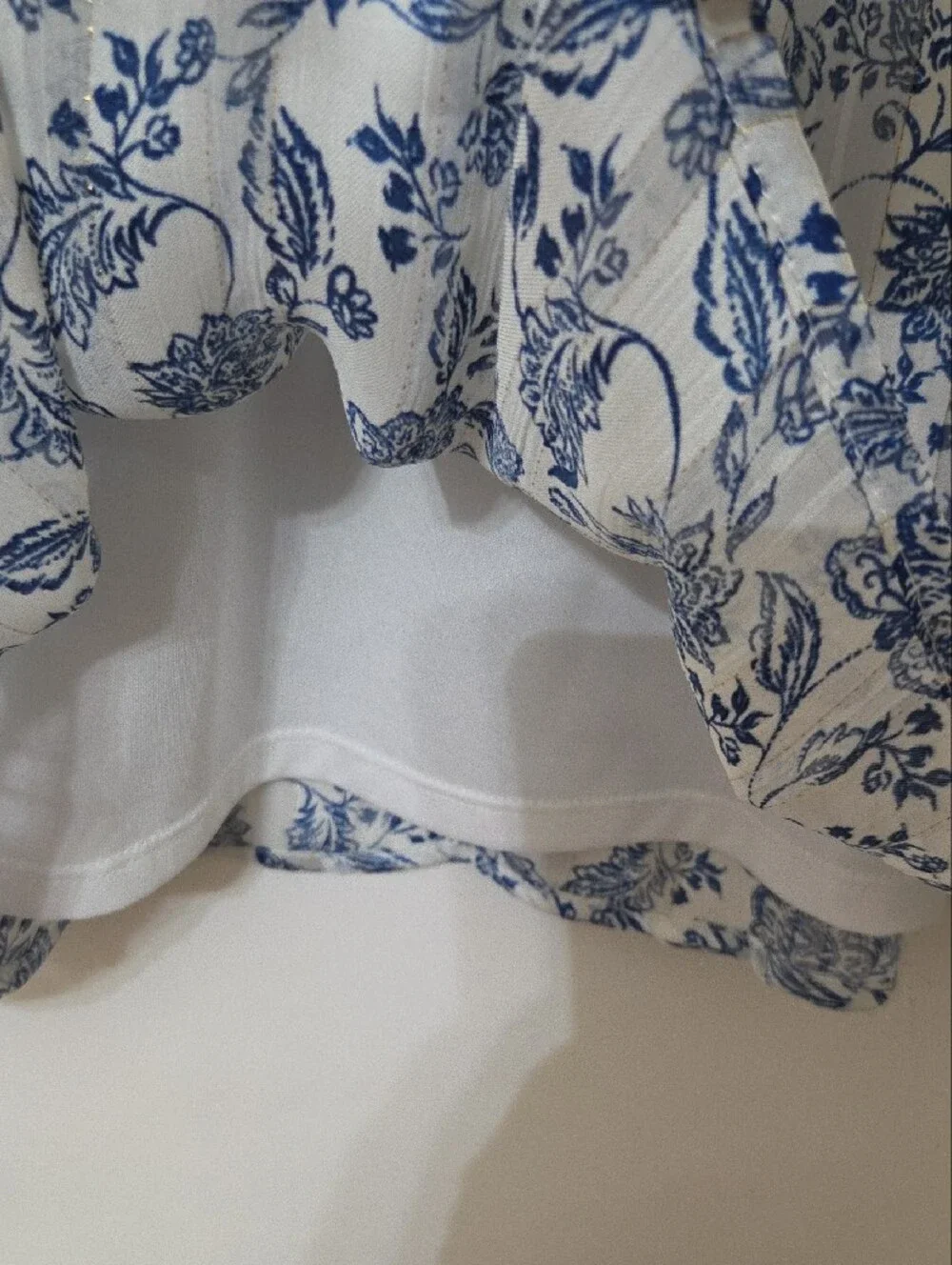 Tamara H White and Blue Floral Tie-Neck Polyester Long Sleeve Blouse - Size Lg - Picture 7 of 12
